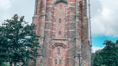 De Oldenhove is een scheve toren in de stad Leeuwarden.