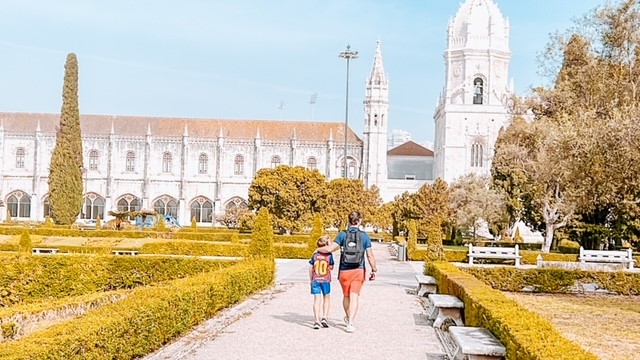 Een prachtige bezienswaardigheid In Lissabon Portugal is dit Klooster Mosteiro dos Jeronimos in de wijk Belem. Het is een prachtig langgerekt wit klooster.